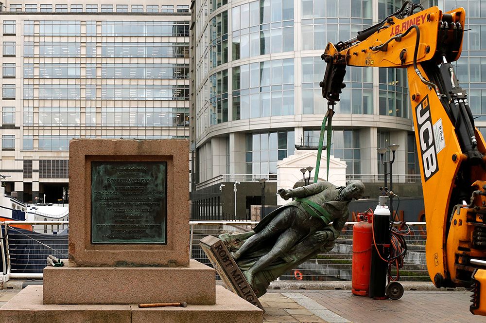 В Лондоне с площади перед музеем района Доклендс демонтировали статую предпринимателя и рабовладельца XVIII века Роберта Миллигана.