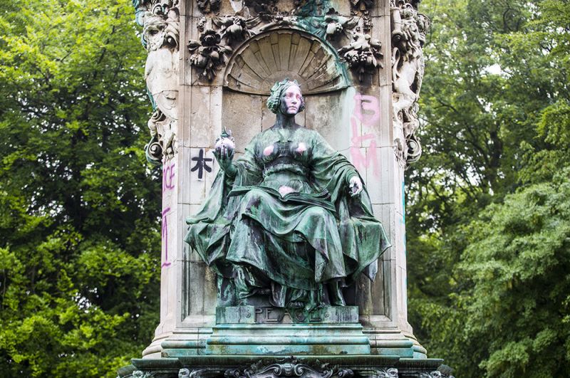 Пострадала от рук вандалов и статуя королевы Виктории в Лидсе, Великобритания.