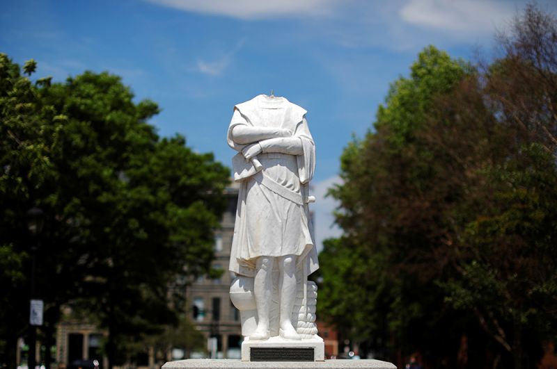 Обезглавленный памятник первооткрывателю Америки Христофору Колумбу в Бостоне.