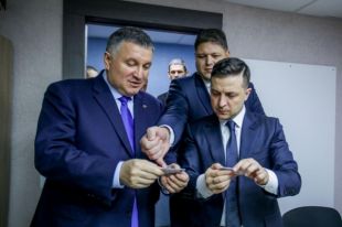 Девять жизней министра: когда, кто и как может уволить Арсена Авакова