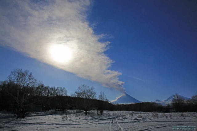 Ключевской вулкан на Камчатке выбросил столб пепла на высоту 6 км