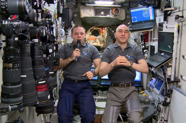 кадр видео-поздравления космонавтов с МКС, канал Роскосмос ТВ
