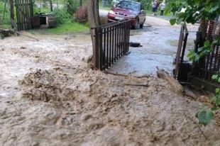 В Закарпатской области ливень превратил улицы села в сплошную реку