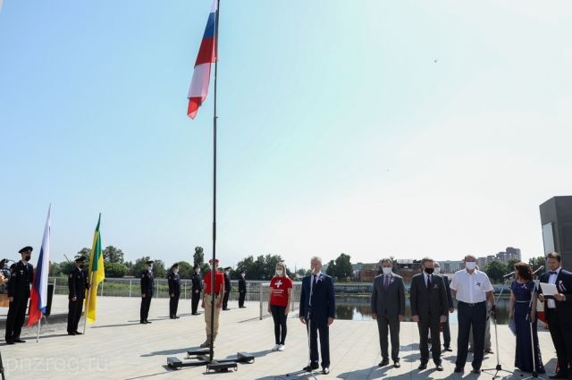 На набережной Суры в Пензе в честь Дня России торжественно подняли флаг