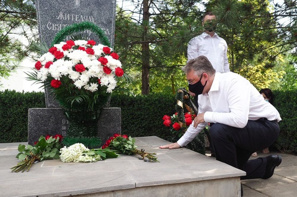 Губернатор Ставрополья возложил цветы к памятнику погибшим жителям города на территории больницы, у часовни, построенной в память о тех событиях.