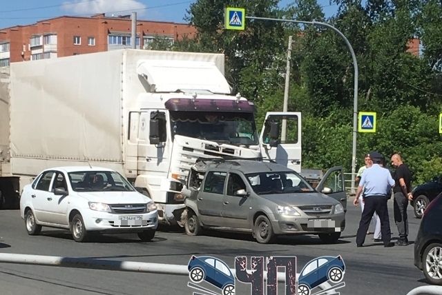 Грузовик врезался в легковой автомобиль в Челябинске