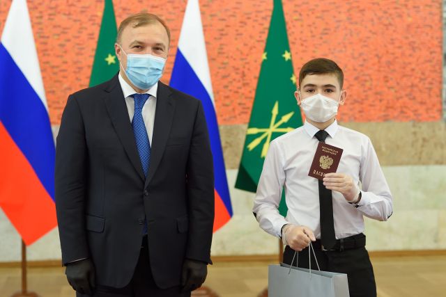 В День России лучшим школьникам Адыгеи торжественно вручили паспорта
