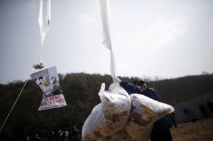 Запуск воздушного шара с листовками с территории Южной Кореи.