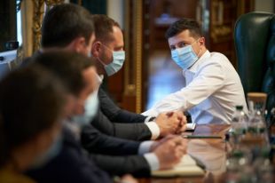 Страховки медикам, пострадавшим от COVID-19: Зеленский дал задание Кабмину