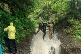 В Карпатах спасли туристов, заблокированных в горах из-за паводка