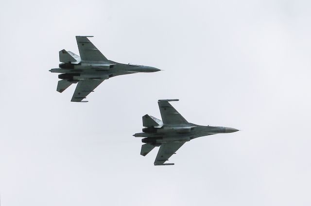 Российские Су-27 перехватили бомбардировщики ВВС США над Балтийским морем