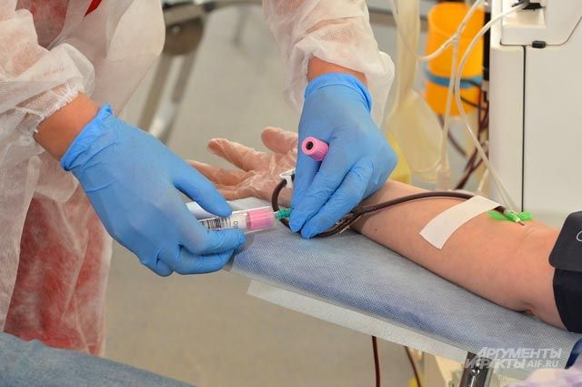 Новосибирский клинический центр крови передал в инфекционную больницу первую партию плазмы для лечения тяжелых пациентов с коронавирусной инфекцией.