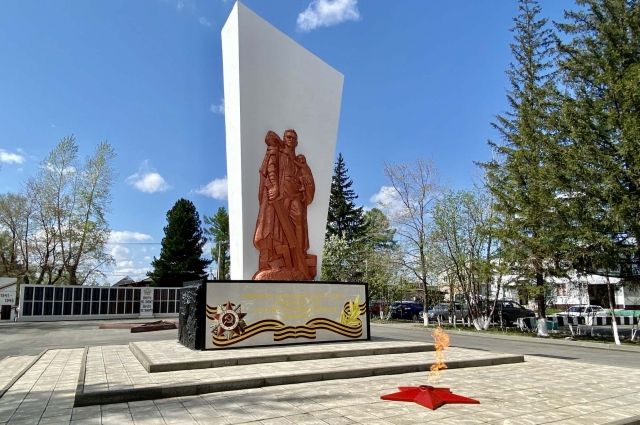 В центре мемориального ансамбля воинам-односельчанам в пос. Тяжинском - памятник, на котором запечатлена знаменитая фигура воина-освободителя Николая Масалова.