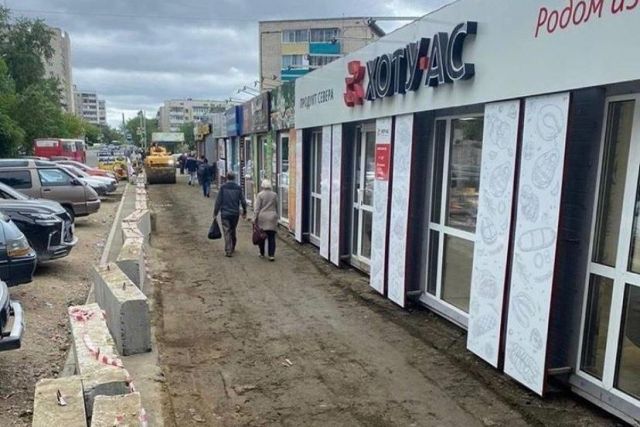 Предприниматели незаконно разрушили тротуар в Комсомольске-на-Амуре