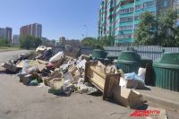 Оренбуржцы жалуются на переполненные мусором площадки в Степном. 
