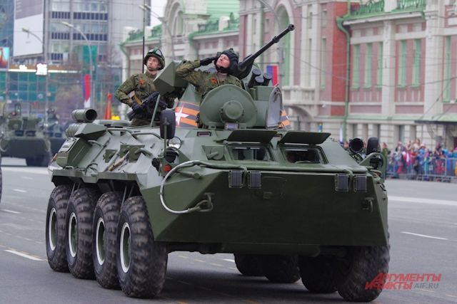 В Новосибирске прошла первая совместная репетиция пеших расчетов и колонн военной техники, которые примут участие в параде Победы.