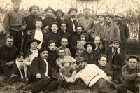 Ссыльные. Нарым, 1915-1916 гг. В верхнем ряду первый слева (в фуражке) Андрей Звездов.