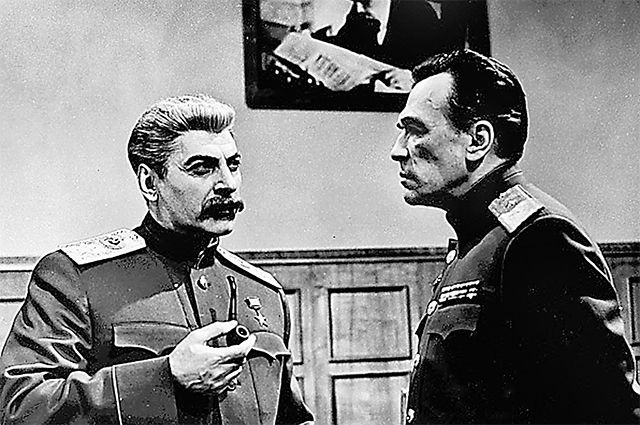 Фрагмент телесериала «Семнадцать мгновений весны»: начальник внешней разведки докладывает Сталину последние разведданные.