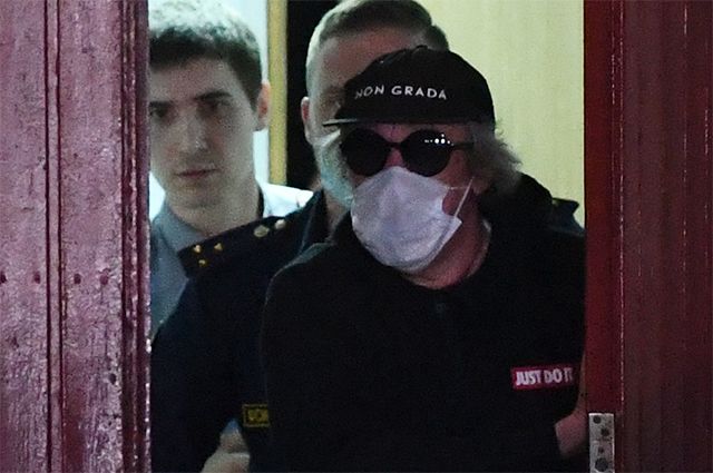 Михаил Ефремов выходит из Таганского суда в Москве.