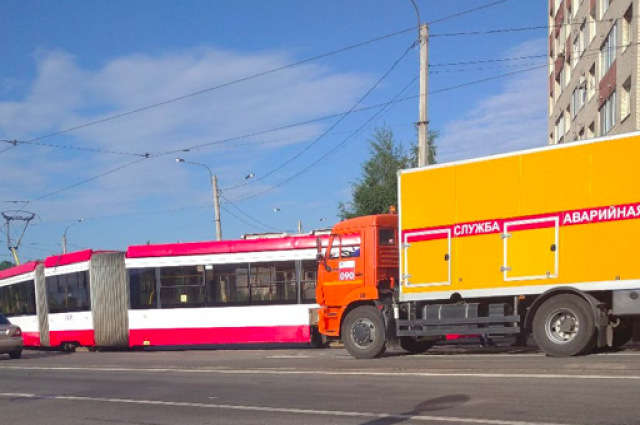 В Невском районе трамвай съехал с путей