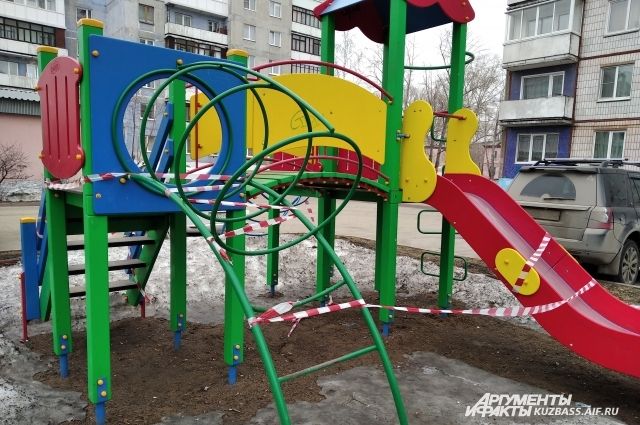 Во дворе одного из домов в Кемерове снесли детскую площадку