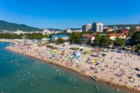 Отдыхающих на Черноморском побережье пока не много, но с 21 июня в край могут приехать все желающие.