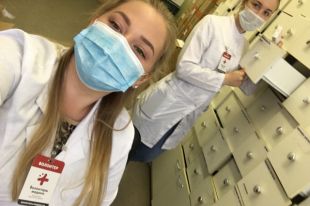 Студенты работают в больницах и поликлиниках.