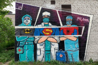 Во Всеволожске граффитисты из районного молодежного центра «Альфа» создали рисунок «Суперврачи», где представили в образе супергероев тех, кто в этом году оказался на передовой борьбы с коронавирусной инфекцией.