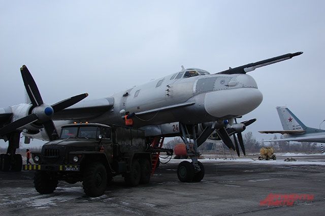 Российские бомбардировщики Ту-95МС совершили полёт над северными водами