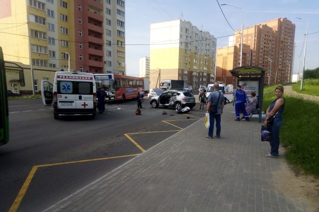 На Нижней Дуброве иномарка врезалась в пассажирский автобус