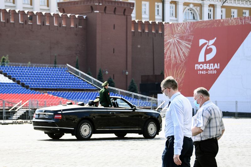 Кабриолет Aurus на Красной площади в Москве.