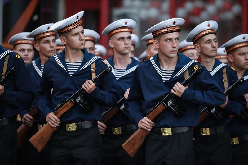 Военнослужащие на репетиции парада Победы в Симферополе.