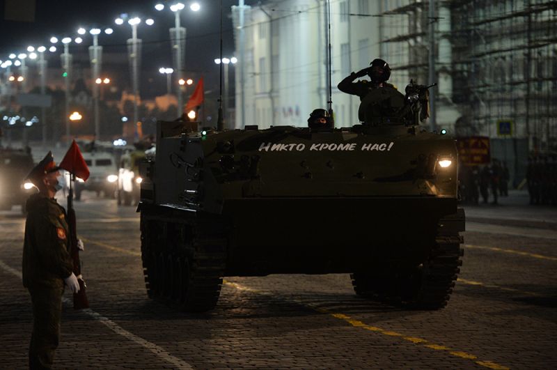 Военнослужащие ВДВ на ночной репетиции парада Победы в Екатеринбурге.