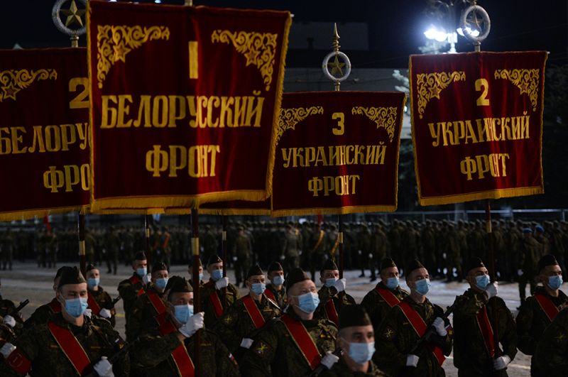 Военнослужащие на ночной репетиции парада Победы в Екатеринбурге.