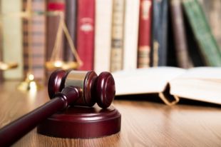 Судья самовольно изготовила определения о получении детализации телефонных звонков нескольких абонентов.