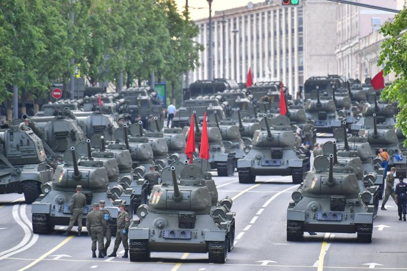 Колонна военной техники, следующая по улицам Москвы на ночную репетицию Парада Победы.