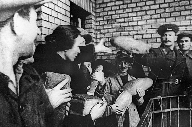 Представители командования 2-го Украинского фронта выдают хлеб жителям Будапешта. 1945 год.