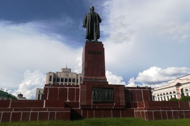 Памятник Ленину на площади Свободы.