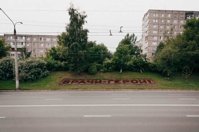 Во Владимире высадили цветочную инсталляцию в честь врачей