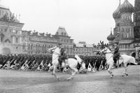 Сталин хотел сам проехать на белом коне по Красной площади. Но жизнь распорядилась иначе - это сделал маршал победы Жуков.