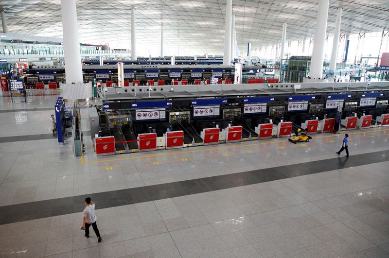 Международный аэропорт Пекина после того, как множество внутренних рейсов в китайскую столицу и из нее были отменены после новой вспышки коронавируса.