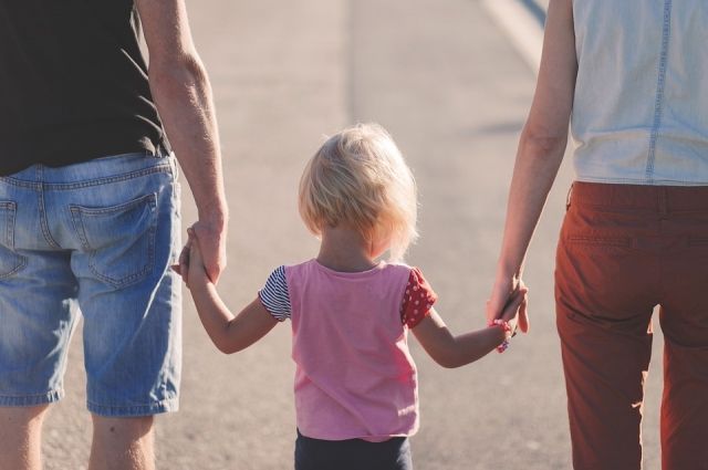 Опрос: россияне считают важным общение отца с ребенком после развода