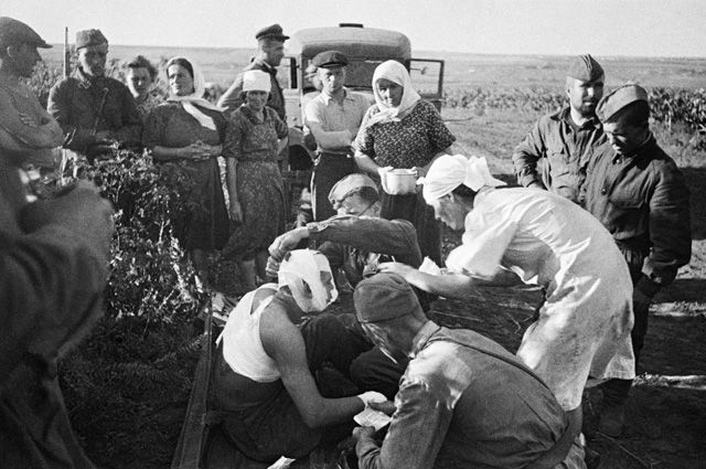 22 июня 1941г. Медсестры оказывают помощь первым раненым после воздушного налёта фашистов.