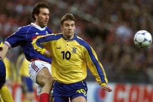 1999 год. Франция – Украина – 0:0. 22-летний Шева против защитника Лорана Блана.