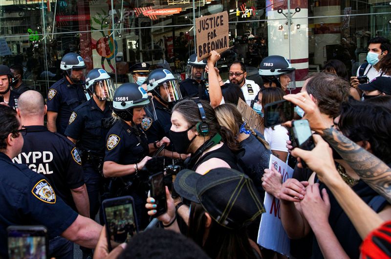 Стычка демонстрантов с полицией на Таймс-сквер, Нью-Йорк.