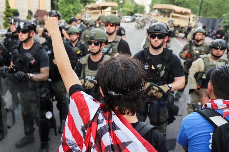 Стычка демонстрантов с полицией у Белого дома в Вашингтоне.