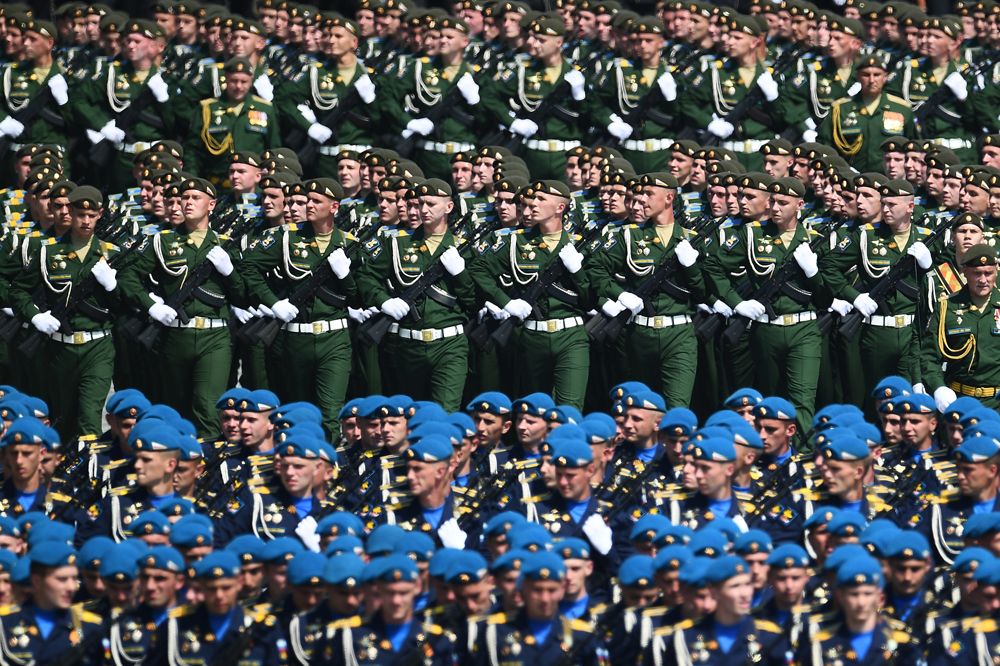Военнослужащие во время генеральной репетиции парада в честь 75-летия Победы в Великой Отечественной войне в Москве.