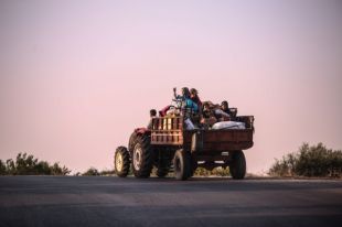 сирийская семья в провинции Идлиб