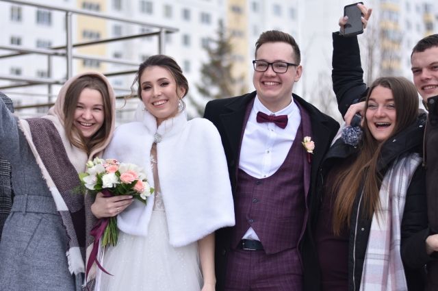 Более 30 пар поженились в красивую дату в Казани