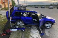 В Новом Уренгое автомобиль Subaru на скорости врезался в столб
